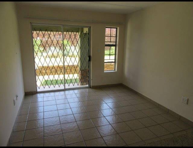 2 BEDROOM TOWNHOUSE FOR SALE IN ROOIHUISKRAAL NORTH